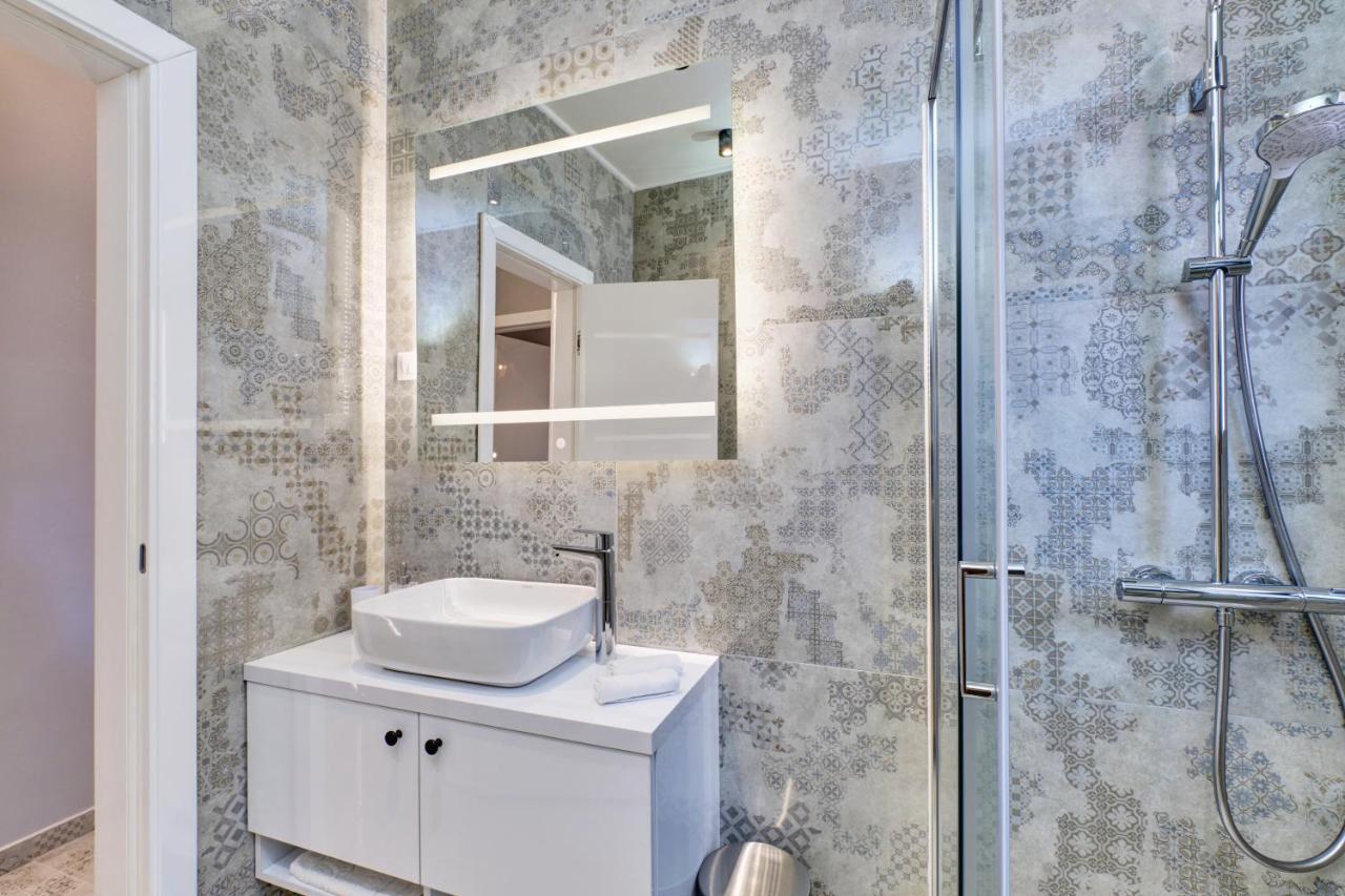 Luxury Apartment *