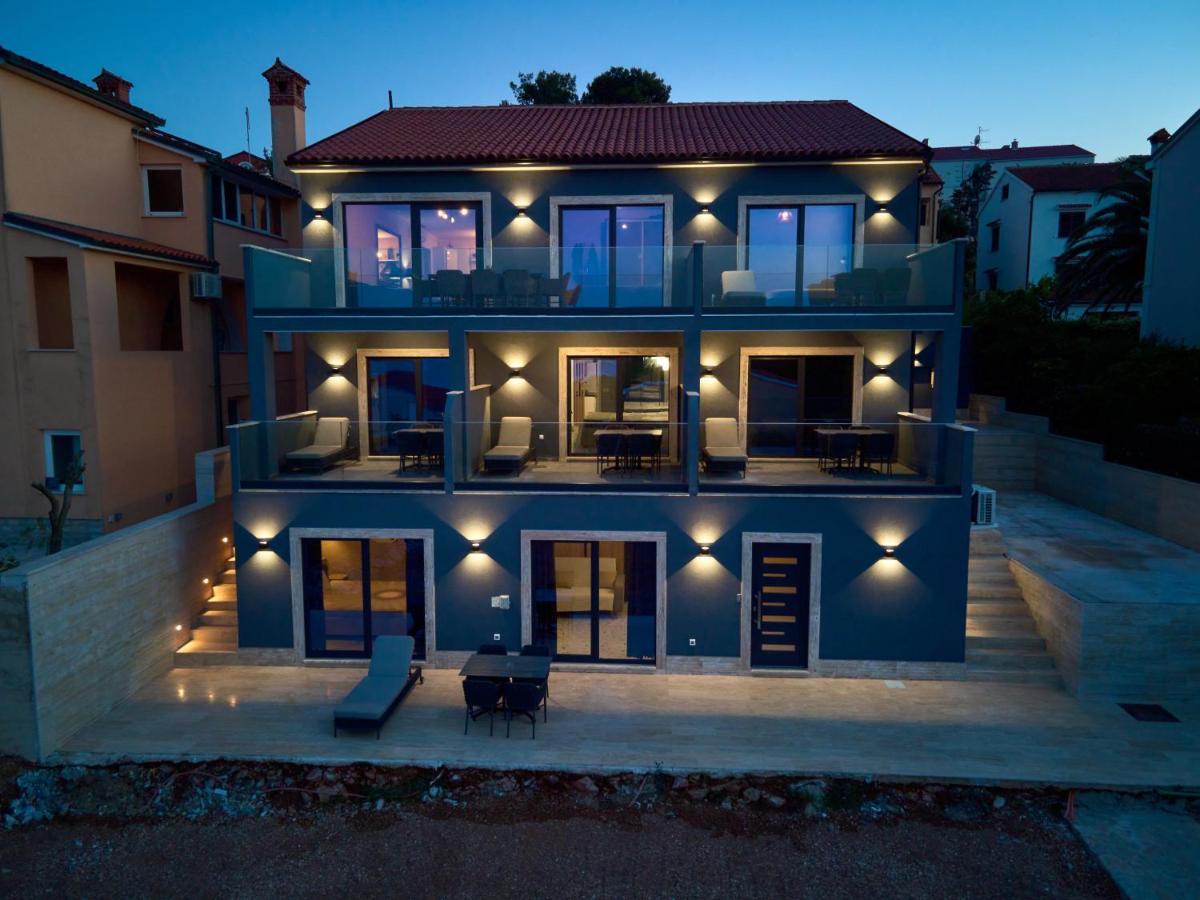 Luxury Apartment *